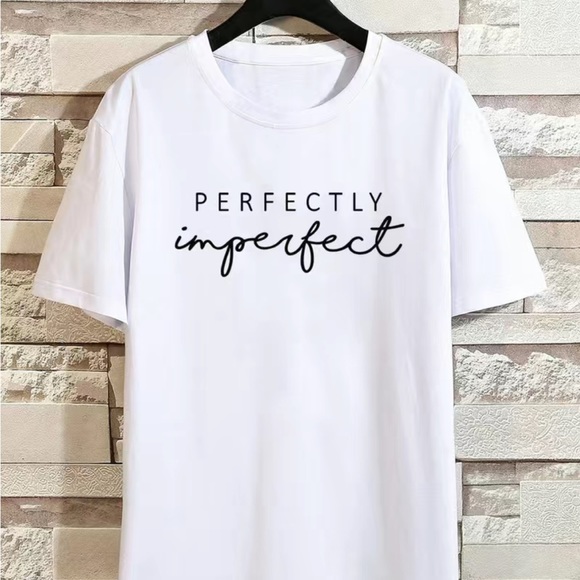 Ladies graphic tee. 🎀🥰 - Picture 4 of 9